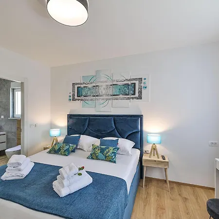 Gorgeous In Seget Donji Trogir